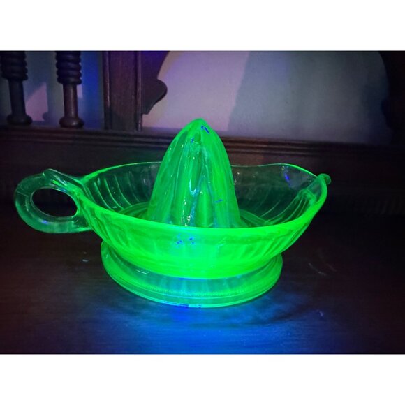 Vintage 30's Large 6" Green Uranium Glass Lemon Citrus Juicer Reamer - Picture 9 of 9